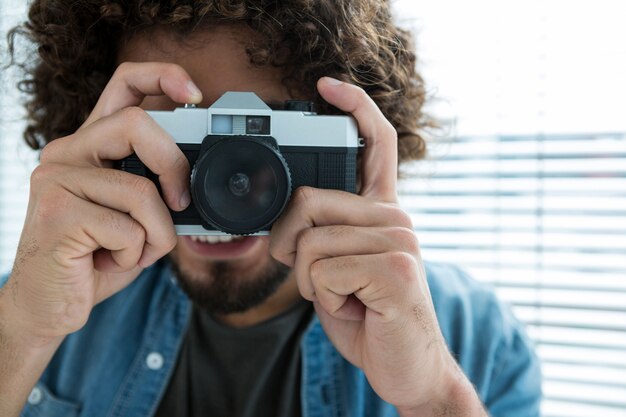 Fotógrafo masculino con cámara antigua