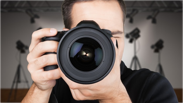 Fotógrafo masculino con cámara de fondo