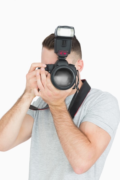 Fotógrafo masculino con cámara fotográfica