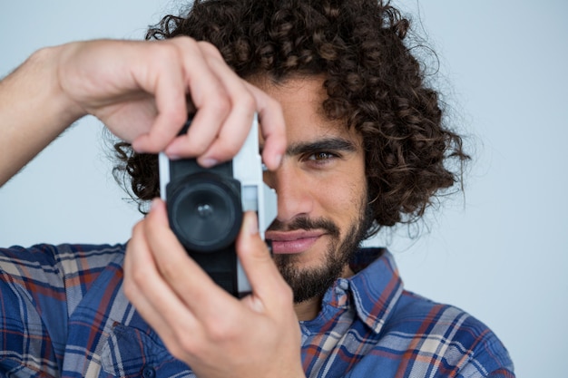 Fotógrafo masculino com câmera à moda antiga