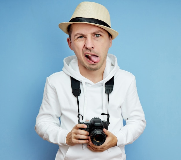 Fotógrafo masculino com câmera DSLR nas mãos, homem de diferentes emoções