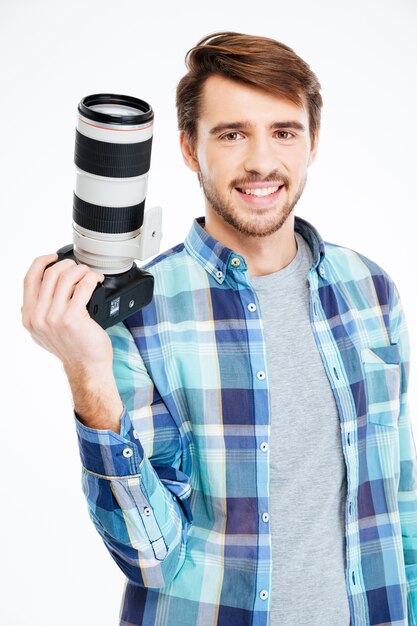 Fotógrafo masculino feliz segurando uma câmera fotográfica isolada em um fundo branco