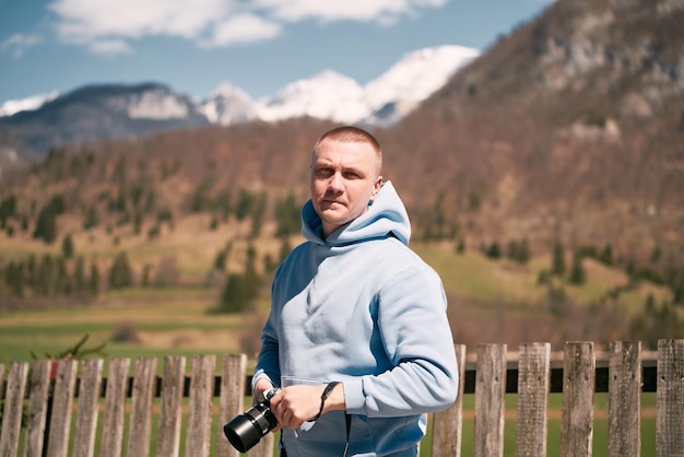 Un fotógrafo masculino inmerso en las impresionantes montañas alpinas El fotógrafo al aire libre