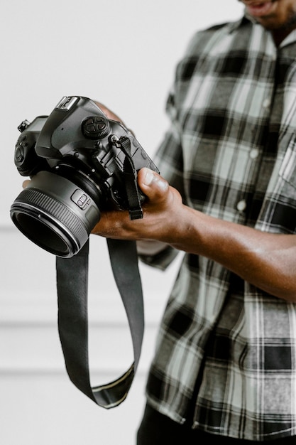 Foto fotógrafo masculino segurando uma câmera