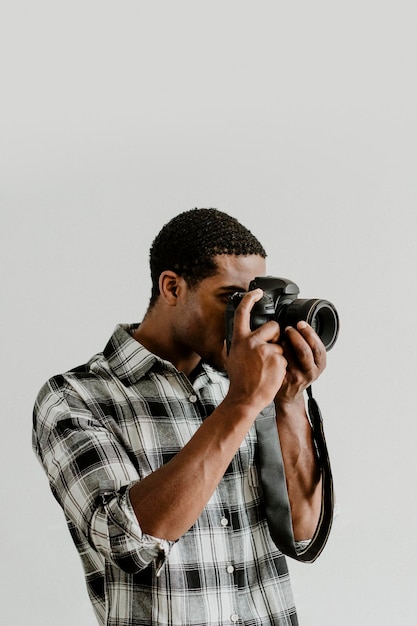 Fotógrafo masculino tirando uma foto