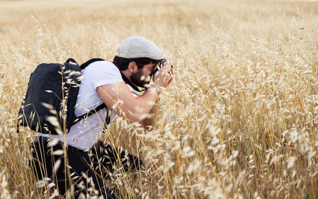 Fotógrafo masculino toma fotografías en la cebada