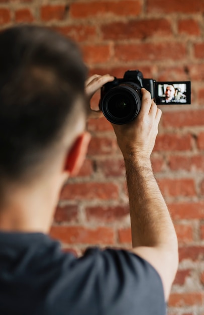 Fotógrafo masculino tomando una foto con su cámara DSLR