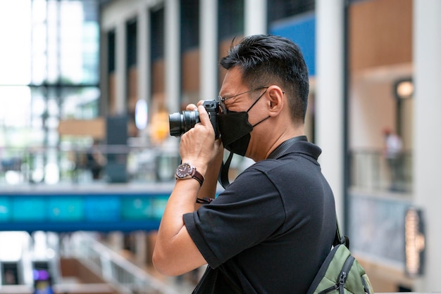 Fotógrafo masculino en el trabajo