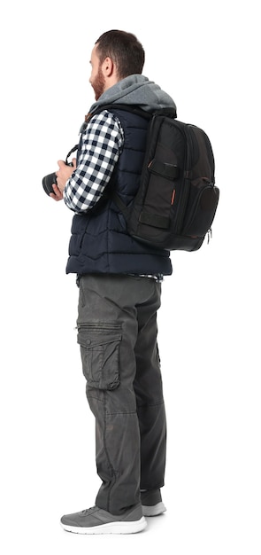 Fotógrafo con mochila y cámara en fondo blanco vista trasera
