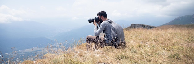 Fotógrafo en la montaña Fotógrafo de la naturaleza tomando fotos