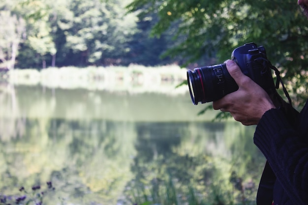 El fotógrafo en la montaña toma una foto.