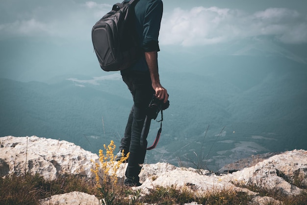 El fotógrafo en la montaña toma una foto.