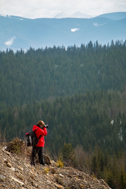 Fotógrafo con montañas y bosque