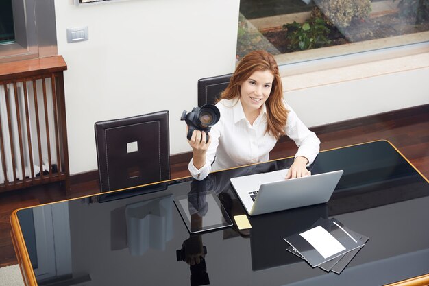 Fotógrafo muito feminino, trabalhando em casa