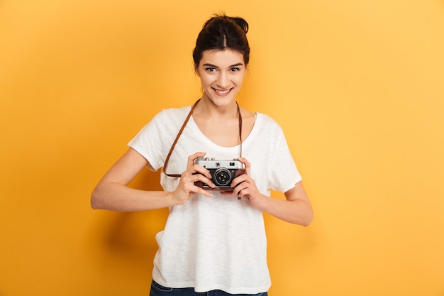 Fotógrafo de mujer bonita joven feliz emocional