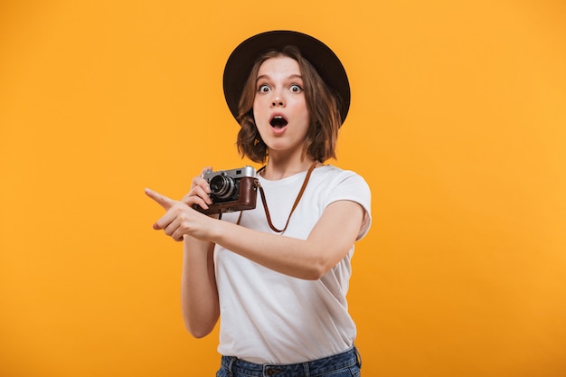 Fotógrafo de mujer joven emocional emocionado