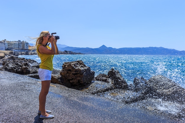 Fotógrafo de la mujer en el mar