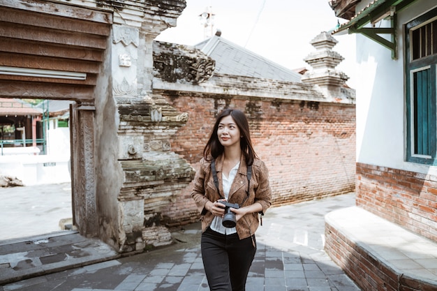 Fotógrafo de mujer tomando foto con cámara