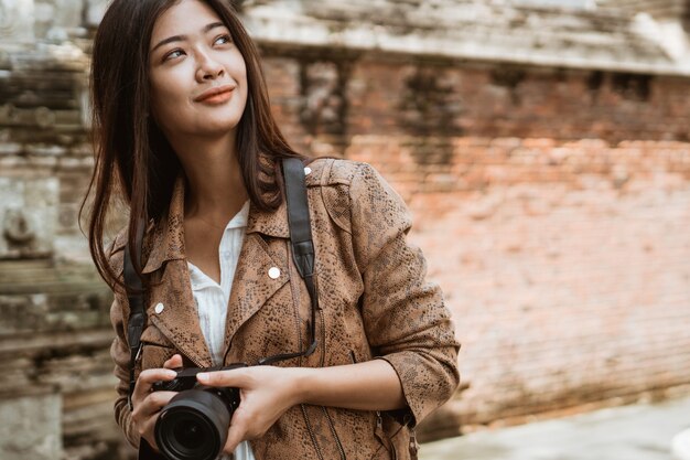 Fotógrafo de mujer tomando foto con cámara