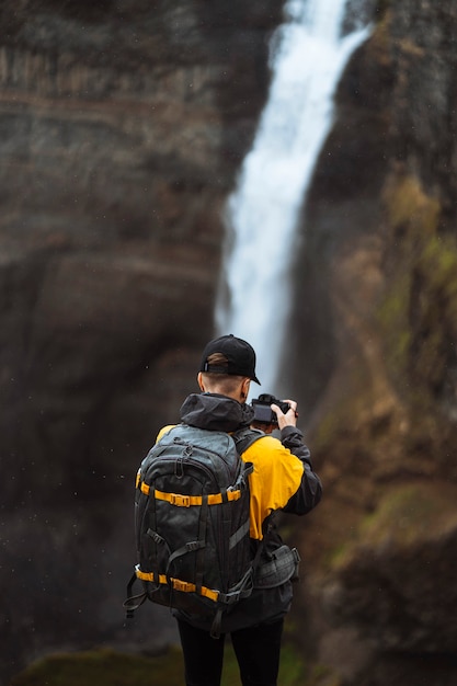 Fotógrafo na cachoeira haifoss, islândia