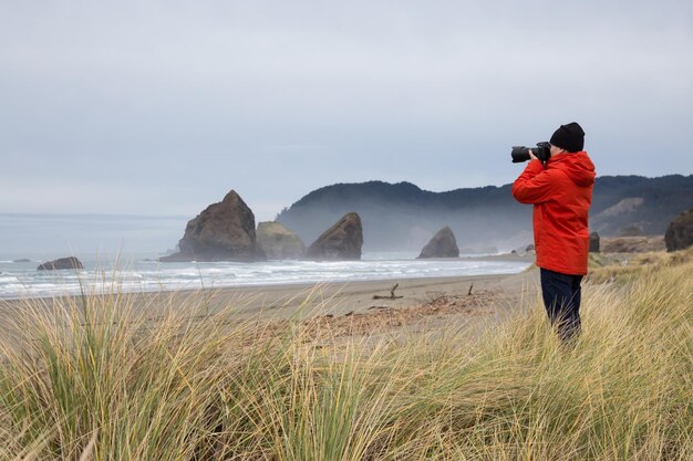 Fotógrafo na costa de Oregon