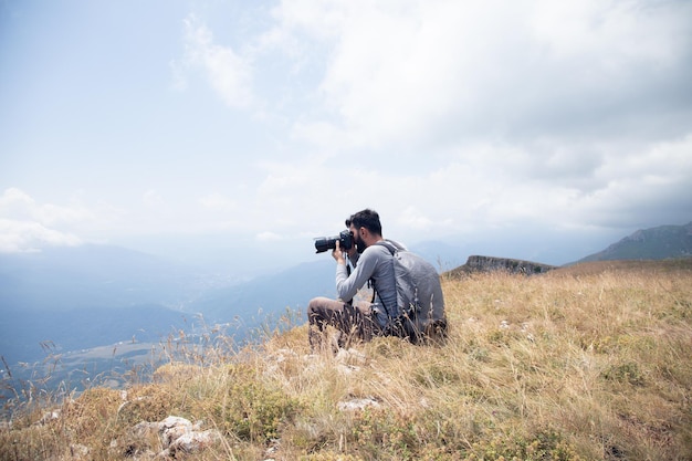 Fotógrafo na montanha Fotógrafo de natureza tirando foto