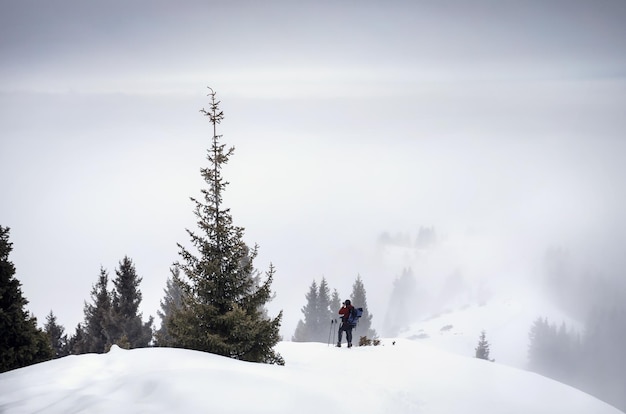 Fotógrafo nas montanhas nevadas