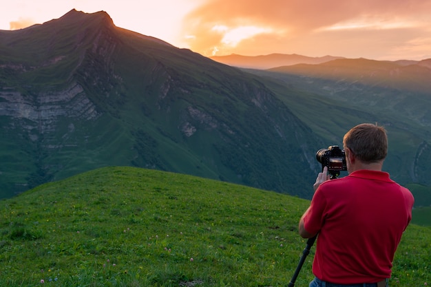 Fotógrafo de la naturaleza toma un tiro en las montañas