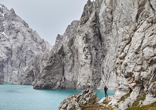 Fotógrafo no lago da montanha