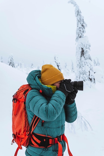 Fotógrafo de paisajes capturando una Laponia nevada