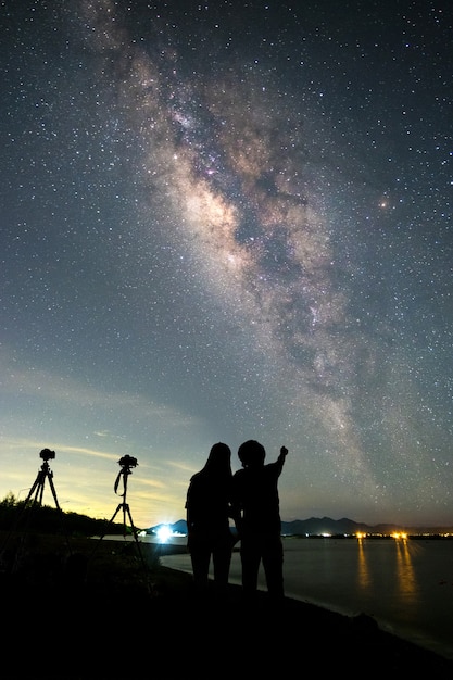 Fotógrafo par, ficar, perto, a, câmera, e, olhar, via láctea, e, estrelas, ligado, a, céu