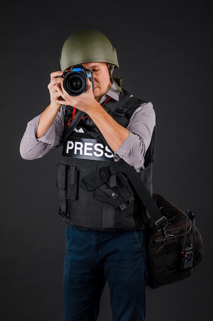 fotógrafo de prensa militar con una cámara profesional.