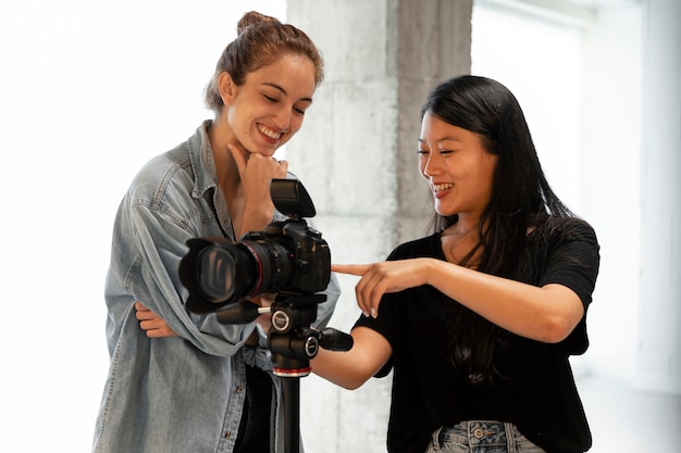 Foto fotógrafo de producto femenino joven en su estudio