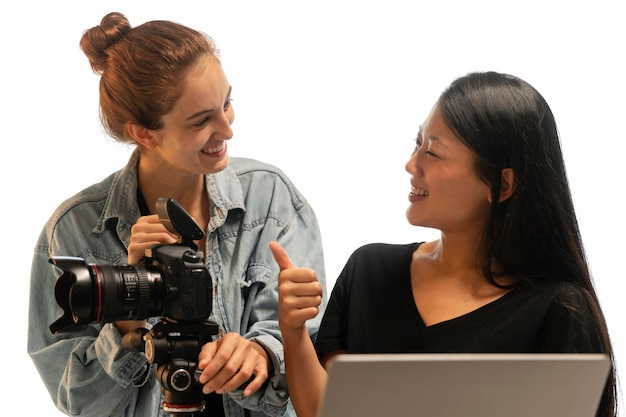 Fotógrafo de producto femenino joven en su estudio