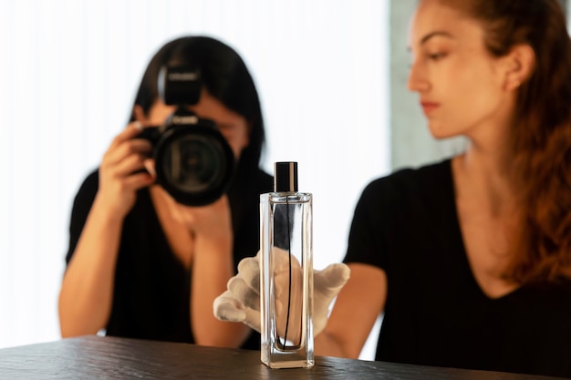 Fotógrafo de producto femenino joven en su estudio