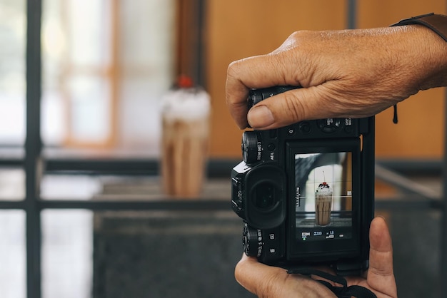 Fotógrafo profesional de alimentos haciendo tomas de bebidas para publicidad