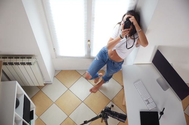 Fotógrafo profesional joven que trabaja en el estudio casero