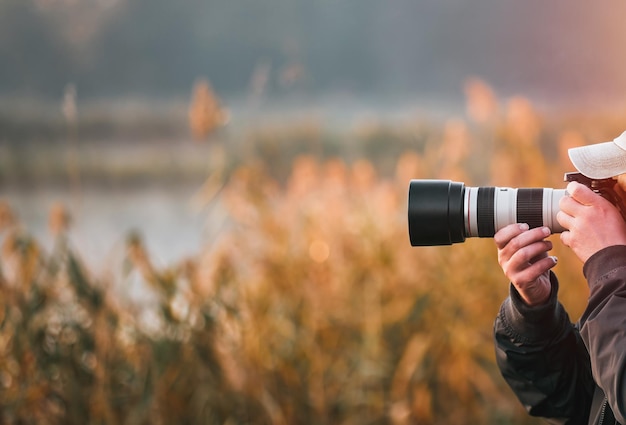 Fotógrafo profissional da vida selvagem tirando fotos com equipamento de câmera digital de pássaros e animais na natureza