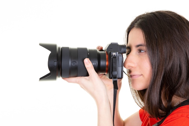 Fotógrafo profissional de uma bela jovem morena com câmera dslr em vista lateral