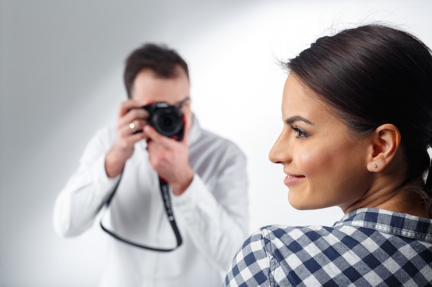 Foto fotógrafo profissional e modelo atraente