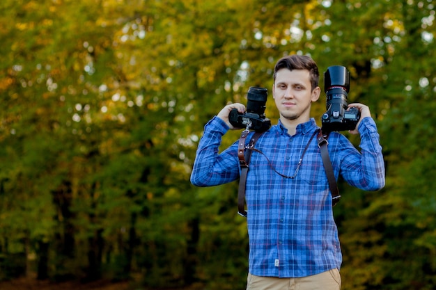 Fotógrafo profissional em ação com duas câmeras nas alças