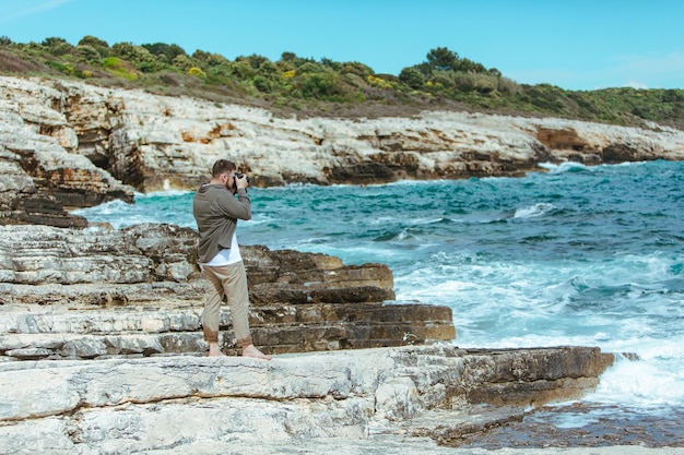 Fotógrafo profissional fotografando a paisagem marinha