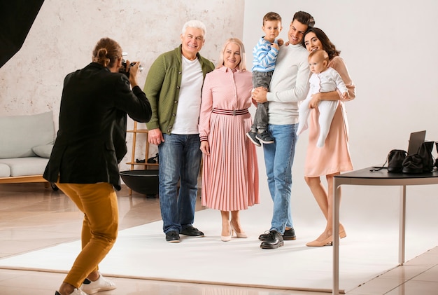 Fotógrafo que trabaja con la familia en el estudio