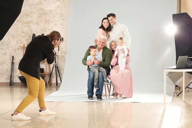 Fotógrafo que trabaja con la familia en el estudio