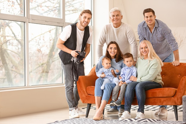 Fotógrafo que trabaja con la familia en el estudio