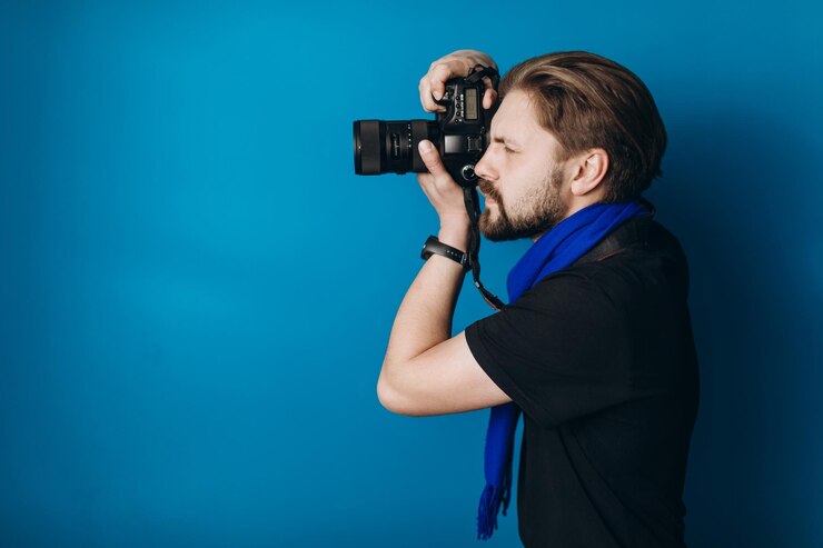 Fotógrafo que usa la cámara para la imagen