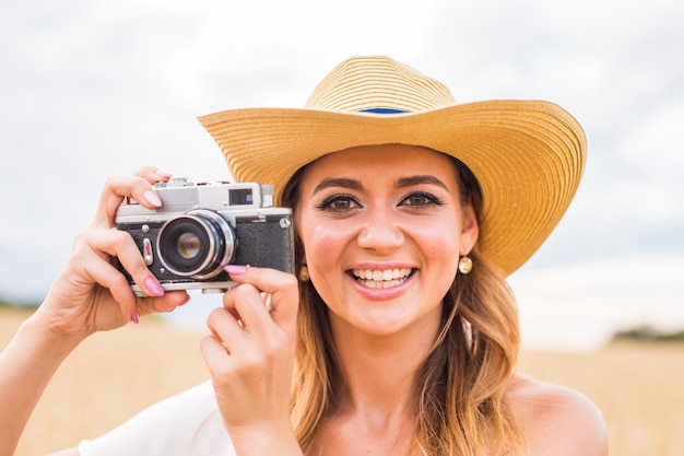 Fotógrafo retro con cámara antigua en la naturaleza