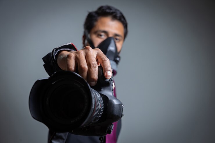 Fotógrafo se protegendo com protetores bucais para uma pandemia de coronavírus