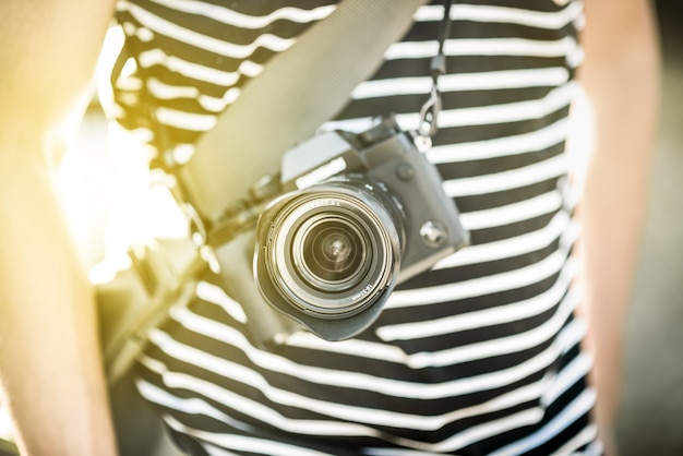 Foto fotógrafo segurando a câmera retro