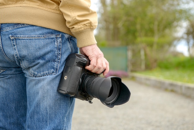 Fotógrafo segurando sua câmera fotográfica